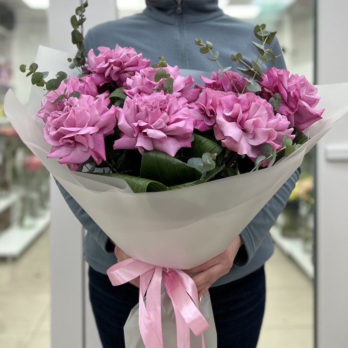 Букет из 9 пышных сиреневых роз Куинс Краун с зеленью